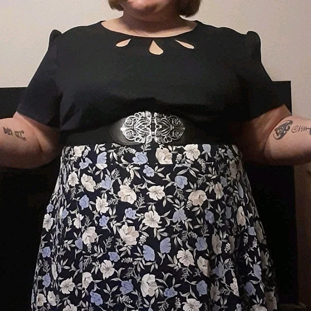 Black Stretch Waist Belt with Decorative Silver-Tone Floral Buckle
